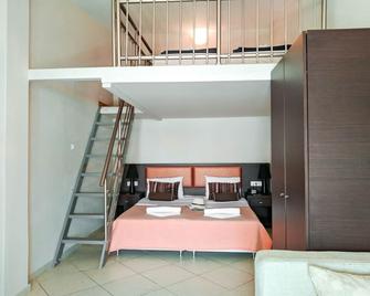 Meliton Inn Hotel & Suites by the beach - Néos Marmarás - Bedroom
