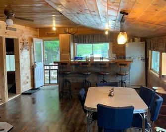 Birch Haven- off-grid cabin in northern Maine - Patten - Comedor