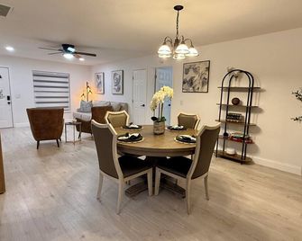 Soluna-Fully fenced home with private pool - Spring Hill - Essbereich