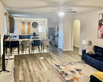 An Entire House with 5 bedrooms , 2.5 baths and 2 living room spaces - Shenandoah - Dining room