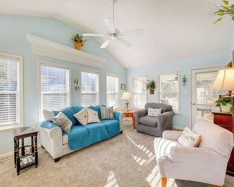 8 Mi to Beach: Ocean Pines Home Near Marina & Golf - Berlin - Living room