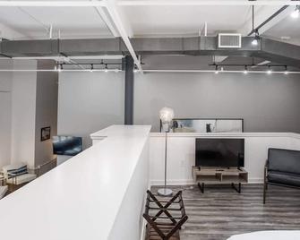 Deluxe Top-floor Penthouse | Downtown Fort Worth - Fort Worth - Bedroom