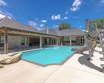 Luxury suites - Brandon - Pool