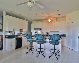 Large, Spacious home on The Intracoastal, Watch Dolphins play and Fish - Edgewater - Kitchen
