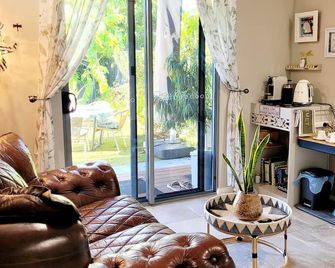 Charming Broome Bijou Home with Private Pool - Djugun - Living room