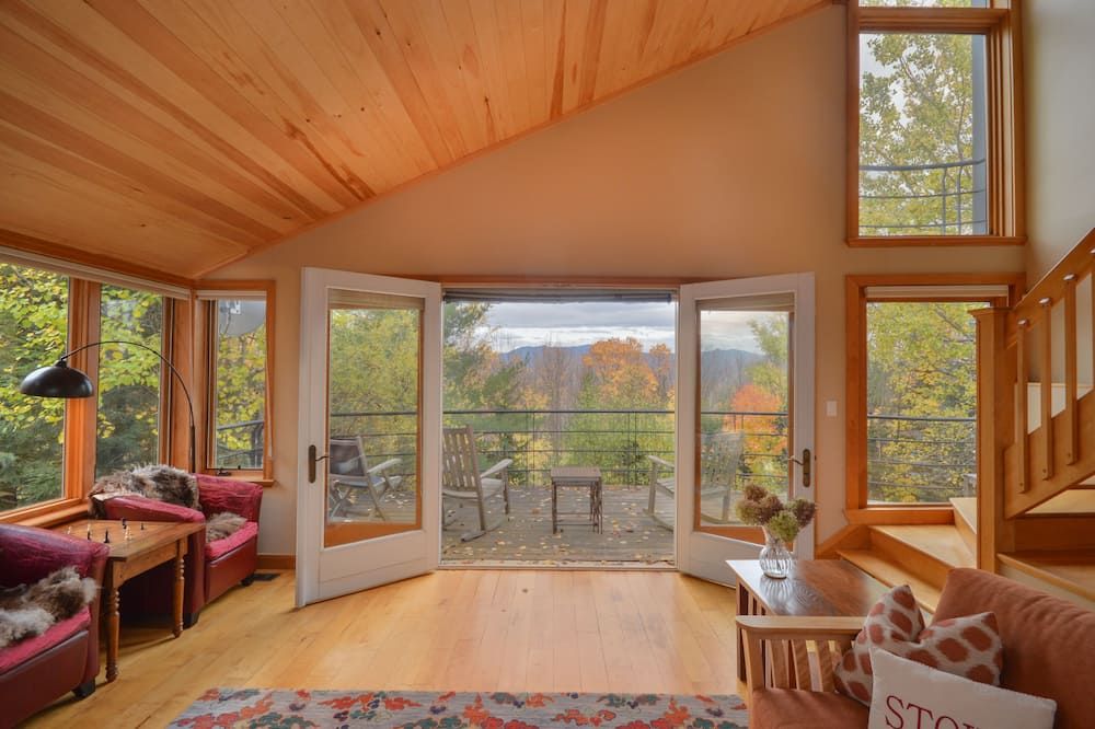 Spectacular Stowe Home for Fun Family Vacations! Eco friendly/ EV Charging! - Stowe - Living room