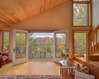 Spectacular Stowe Home for Fun Family Vacations! Eco friendly/ EV Charging! - Stowe - Living room