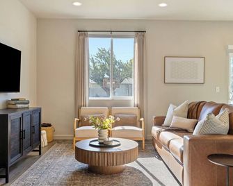 New Ivy Streat Retreat in Ephrata, Sleeps 10, Ev Charger + Foosball + Air Hockey - Ephrata - Sala de estar