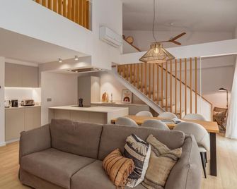 Marconia Boutique Residence Master Apartment 3 Bedrooms - Girona - Wohnzimmer