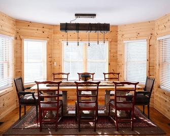 Secluded Luxury Cabin with Hot Tub, 10 mins from Cobourg Beach - Cobourg - Essbereich