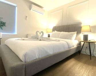 Pembroke Inn - Toronto - Bedroom