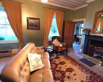 Historic Hawkesbury Homestead Estate, Swimming Pool, Tennis court, Wine Country. - Blenheim - Living room