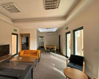 Le Lézard Vert, Maison d'Affair à Niamey 1 BR Suite - Niamey - Sala de estar