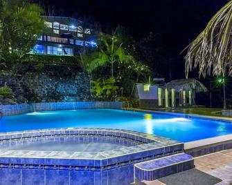 Yumbo Love Experience - Nanegalito - Piscina