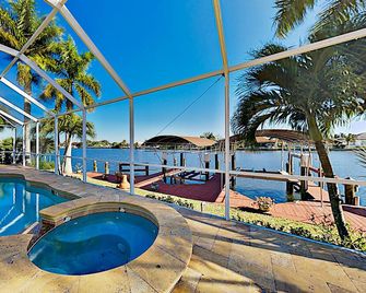 Villa Lago Vista - Waterfront Gem w/ Gulf Access - Matlacha - Pool