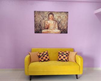 1bhk Ac Service Apartment 301 - Pune - Living room