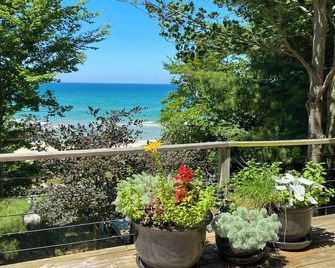 Forested Pentwater Vacation Rental - Walk to Beach - Pentwater - Balcony