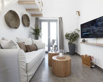 Pnoi Luxury Suites - Karterados - Sala de estar