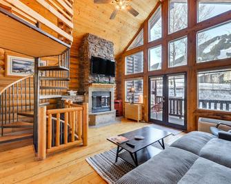 Jackson Condo with Fireplace Less Than Half Mi to Snow King! - Jackson - Sala de estar