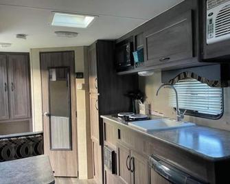 Travel trailer for your next adventure! - Bakersfield - Kitchen
