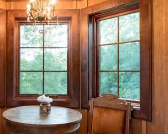 Tree House Luxury Stay - Cottage Grove - Eetruimte