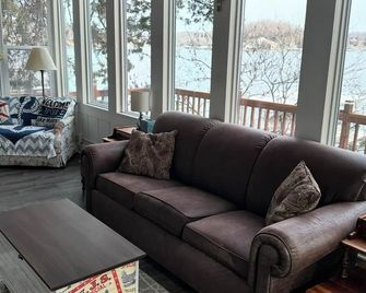 Cozy lake in front of the home - Gravois Mills - Living room