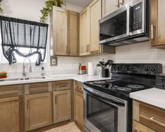 The WorkNest Stylish Stay w Desk & Fast Wi-Fi - Laredo - Kitchen