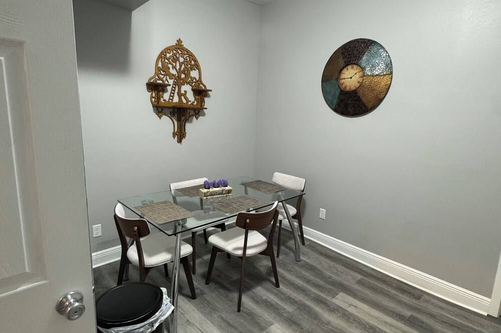 Bright, furnished studio-Perfect for traveling professionals or students - Anderson - Eetruimte