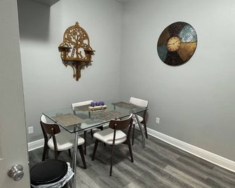 Bright, furnished studio-Perfect for traveling professionals or students - Anderson - Essbereich