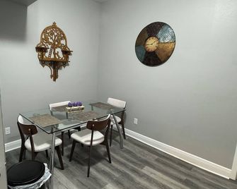 Bright, furnished studio-Perfect for traveling professionals or students - Anderson - Eetruimte