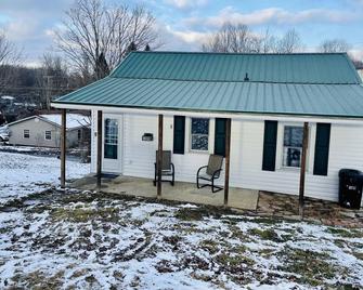 Cozy home 1 mile from New River Gorge Bridge - Fayetteville - Gebäude