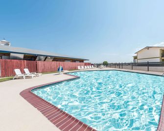 Knights Inn Greenville - Greenville - Bazén