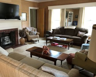 Classic Country Home - Great for Gatherings! - Jamestown - Obývací pokoj