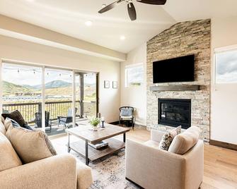 End Unit with Private Hot Tub, Theater Room and Ski Resort Views - Kamas - Living room