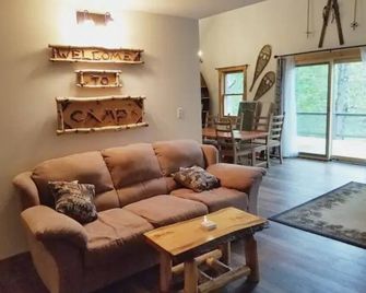Lacy's Camp, Chalet in amazing Lincoln Pond with WiFi - Elizabethtown - Living room