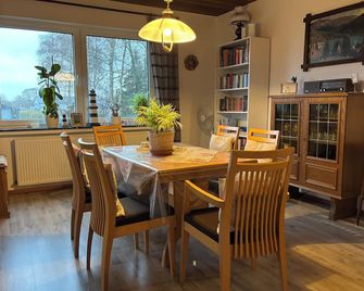 Large vacation apartment with box-spring beds and balcony in Friesoythe - Friesoythe - Essbereich