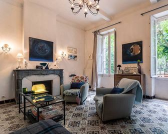 La Feraude - Chambres d'Hotes - Gardanne - Wohnzimmer