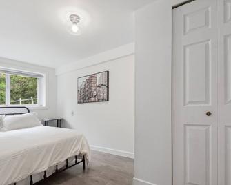 2 Bedroom suite with hot tub! Minutes to local attractions, trails and dining - Cobble Hill - Bedroom