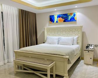 Luxurious 1 Bedroom King Bed Skyline View Walking Street Condo - Angeles City - Bedroom