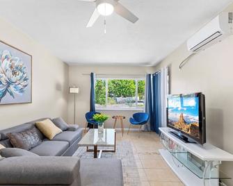 Charming Garden 2 bedrooms House with Modern Comforts - Rancho Cucamonga - Living room