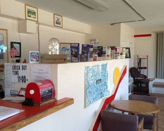 National 9 Inn Sand Canyon - Cortez - Receptionist