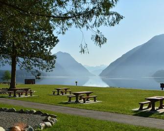 Cozy NEW basement suite located in beautiful Silver Valley, Maple Ridge - Maple Ridge - Patio