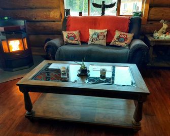 Arctic Divide Lodge - Dease Lake - Living room