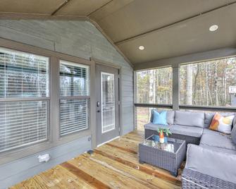 Cozy Wooden Cabin Surrounded by Trees in Monteagle, Tennessee - Monteagle - Obývací pokoj