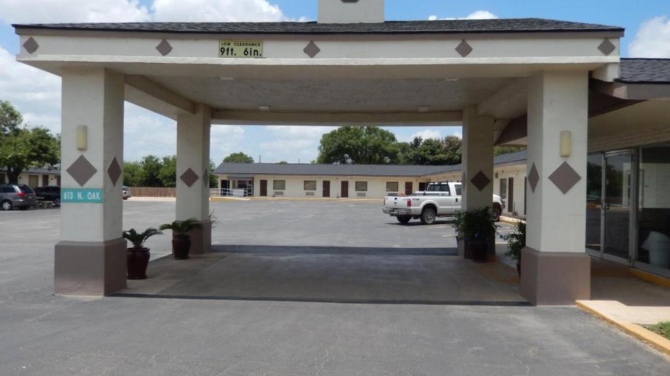 Pearsall Executive Inn And Suites