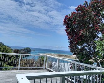 Kiwi Bach with Panoramic Sea and Harbour View - Mangawhai - Balcón