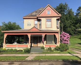 Primrose Bed and Breakfast Posy Room Hocking Hills Ohio between Logan & Athens - Nelsonville