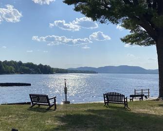 Snowmobile season! Newly Renovated Cabin Retreat , 0.1 Mi to Inlet Center - Inlet - Patio