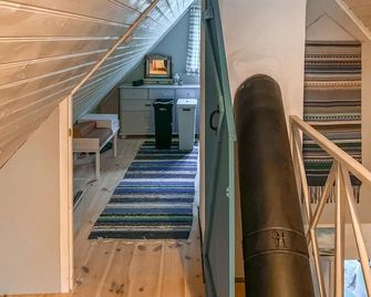 3 Bedroom Cozy Home in Laerbro - Lärbro - Escalier