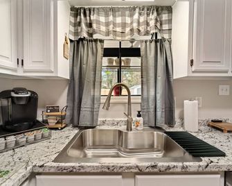 Suite Francis - Minutes from Camp LeJeune and the Beach! - Jacksonville - Kitchen